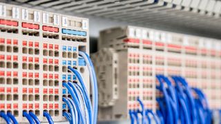 Speziell für die Anforderungen der Steuerstromverteilung konzipiert, sparen die Klippon Connect PUSH-IN-Potentialverteilerreihenklemmen Platz bei gleichzeitig schneller und übersichtlicher Verdrahtung. (Weidmüller)