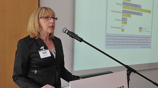 Silvia Lulei, Chefredakteurin Gebrauchtwagen Praxis, lüftete das Geheimnis und stellte die Top-5-Betriebe vor. (Archiv: Vogel Business Media)