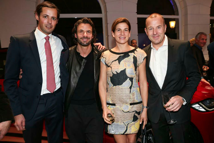 Manager Niklas Reissinger mit den Schauspielern Stephan Luca, Marie Jeanette Ferch und Heino Ferch. (Foto: Jaguar Land Rover)
