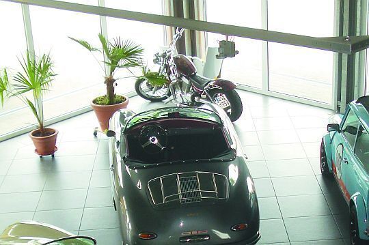 Historische Fahrzeuge im Verkaufsraum. (Haltec)