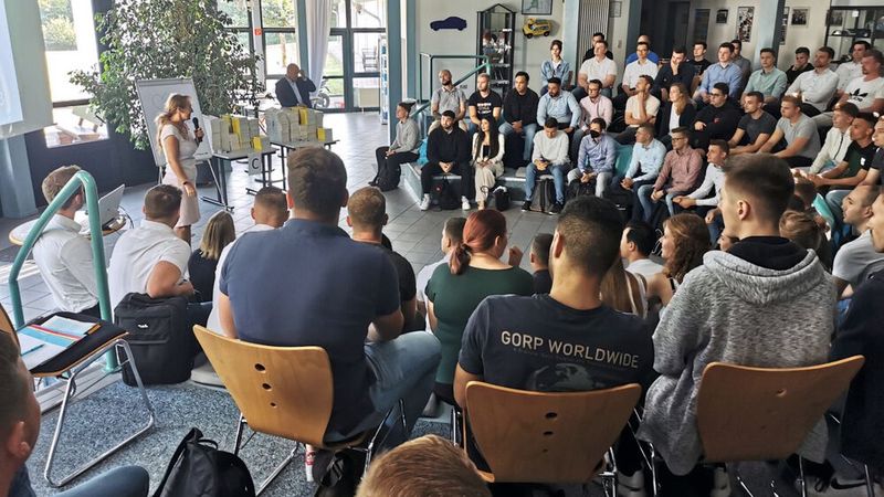 Schulleiterin Sylvia Gerl und Vorstandsvorsitzender Helmut Peter informierten die neuen BFC´ler darüber, was sie in Northeim erwartet.  (Bild: BFC)