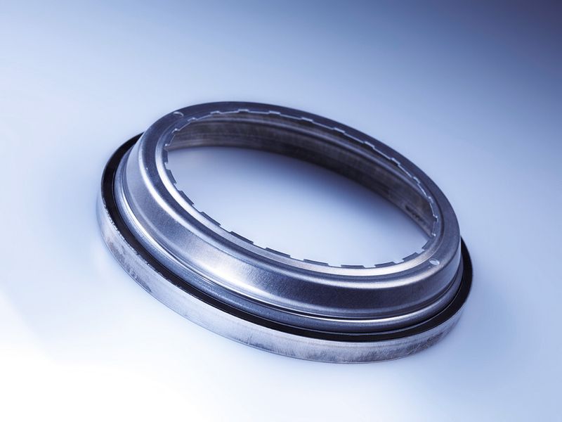 Bild 1: Ein kunststoffgebundener Magnetring in einem Aluminiumhaltering wird mit einem hochfesten Epoxidharz zum Geberringsystem verklebt. (Bild: Delo)