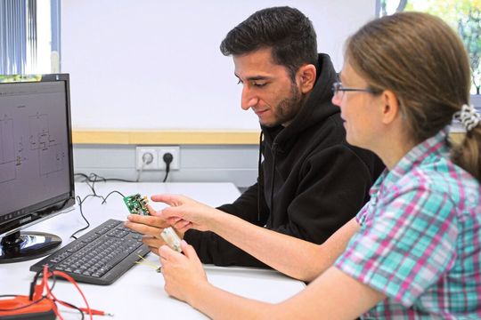 Im Projekt ECo-Harvester wird eine computergestützte Entwurfsmethodik für das Co-Design aus Mechanik und Elektronik für elektrodynamische Vibrations-Harvester erarbeitet.(Bild:  IMMS)