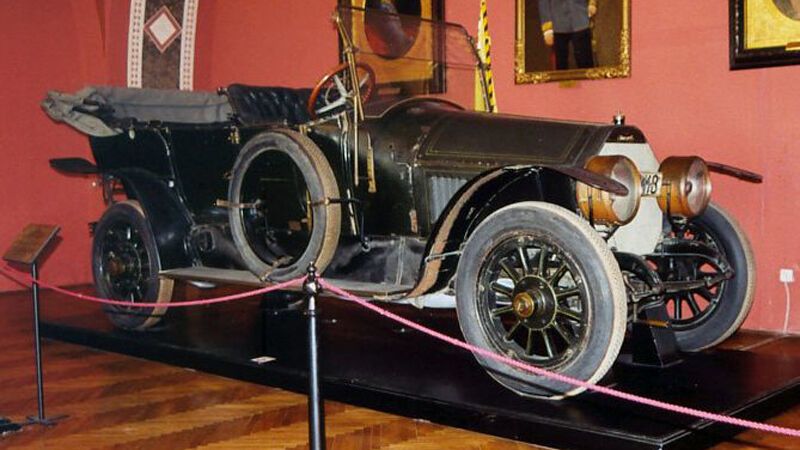 Der 1910er-Doppelphaeton von Gräf & Stift, in dem 1914 der österreichische Thronfolger Franz Ferdinand und seine Frau Sophie ermordert wurden, steht heute im Heeresgeschichtlichen Museum Wien. (Bild: Andrzej Barabasz (Chepry) / CC BY-SA 3.0)