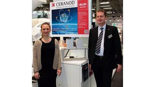 Dr. Anna Buling von der ELB-F&E und Geschäftsführer Jörg Zerrer erklären die Applikation und Vorteile der PEEK-Beschichtung mittels Zweistrahllaser auf Aluminium und Magnesium. Diese robuste Schicht hält das Hunderfache aus als übliche Schutzapplikationen. Außerdem vermidert sie die Reibung sehr, wodurch bewegte Systeme energieeffienter arbeiten, heißt es. (Königsreuther)