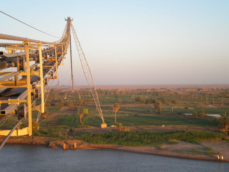Ein weiteres Beispiel: Mit dieser Anlage wird im Sudan Kalkstein über den Nil transportiert. (Doppelmayr Transport Technology)
