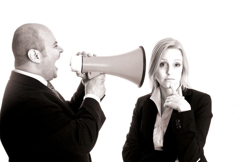Sprache ist ein wichtiges Instrument in der Mitarbeiterführung – daher gilt es sie bewusst einzusetzen. (Bild: Bernd Leitner - Fotolia.com)