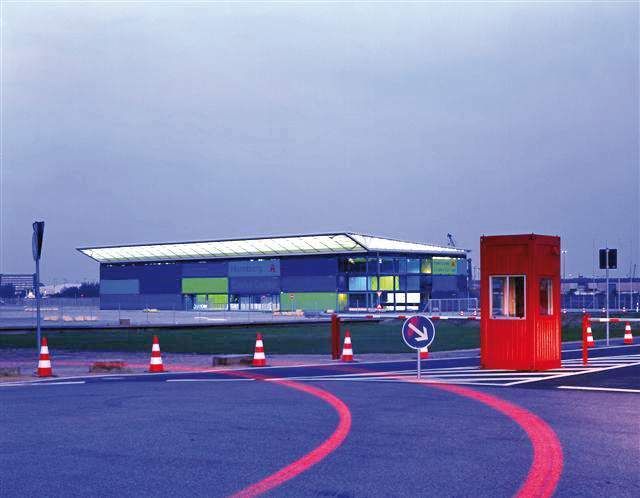 Eine leuchtende Idee: der Kreuzfahrtterminal in Hamburg, der als Container-Baukasten gestaltet wurde – als eine Art Legoland. Bild: HCCR (Archiv: Vogel Business Media)