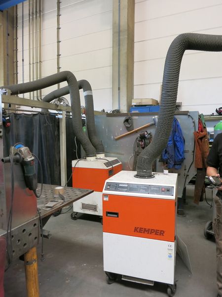 Seeger ist in der Produktionshalle bereits mit zwei fahrbaren Schweißrauchfiltern von Kemper mit einem beziehungsweise mit zwei Absaugarmen ausgestattet. (Bild: Finus)
