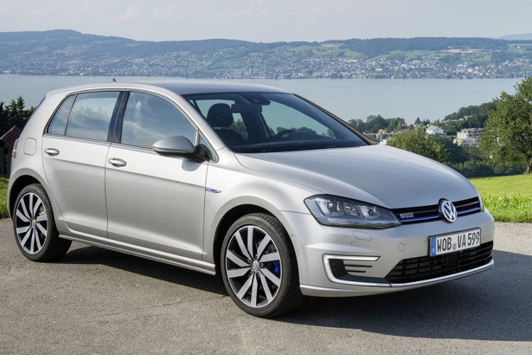 Der Golf GTE Plug-in-Hybrid mit 1.4-TSI-Benzinmotor (110 kW/150 PS) erhält Antriebsunterstützung von einer 54-kW-Elektromaschine. Basispreis: 36.900 Euro. Für den Golf mit leistungsgleichem „Soloantrieb“ in der noblen Version 