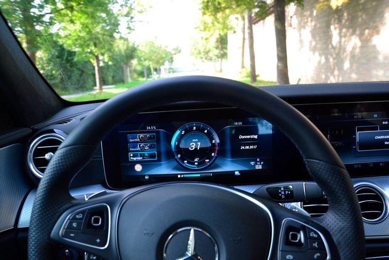 Das hat den Vorteil, dass man verschiedene Funktionen im Fahrzeug ausprobieren kann.  (Bild: Michel / »kfz-betrieb«)