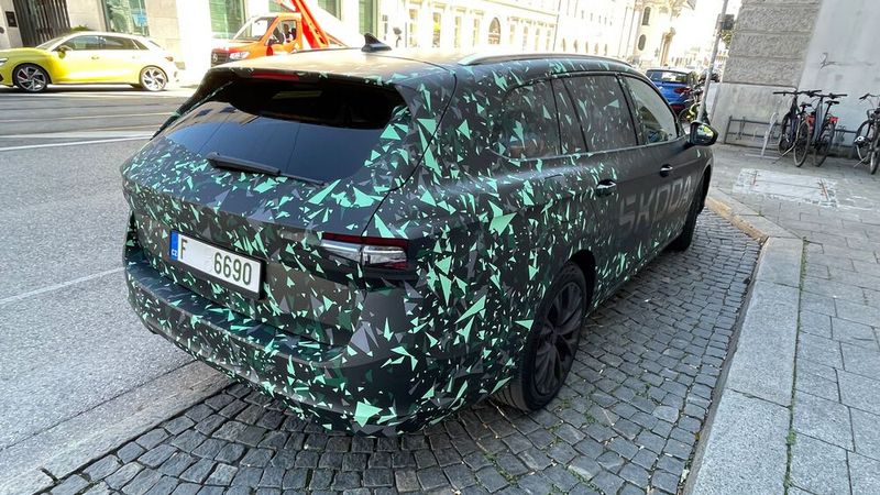 Von hinten hat der Superb ein mächtiges Heck. Das deutet an, wie geräumig der Kombi wird. Drin fahren durfte man übrigens schon. Eindeutig: das Auto ist geräumig! (Bild: Grimm – VCG)