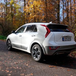 Allerdings schränkt die extrem breite C-Säule den Blick nach hinten deutlich ein. Heutige Designer scheinen zu denken: „Wozu brauchen wir Rundumsicht, wir haben doch Rückfahrkamera, Spurwechselradar und Ultraschallsensoren.“(Bild:  Rosenow – »kfz-betrieb«)