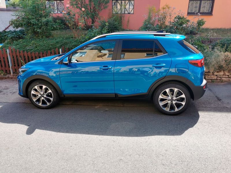 2. Keine Klettervariante: Den Stonic gibt es ausschließlich mit Frontantrieb. Wer einen kleinen SUV mit Allradantrieb braucht, müsste sich bei der Konzernschwester Hyundai umschauen. Dort gibt es beispielsweise den Kona als 4x4-Version. Wer winterliche Berge meidet, hat mit dem Stonic aber ausreichend Traktion. (Bild: Christian Otto/ Vogel Communications Group)