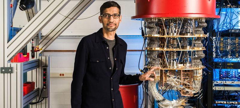 Sundar Pichai mit einem von den Google-Quantencomputern im Labor von Santa Barbara (Google)