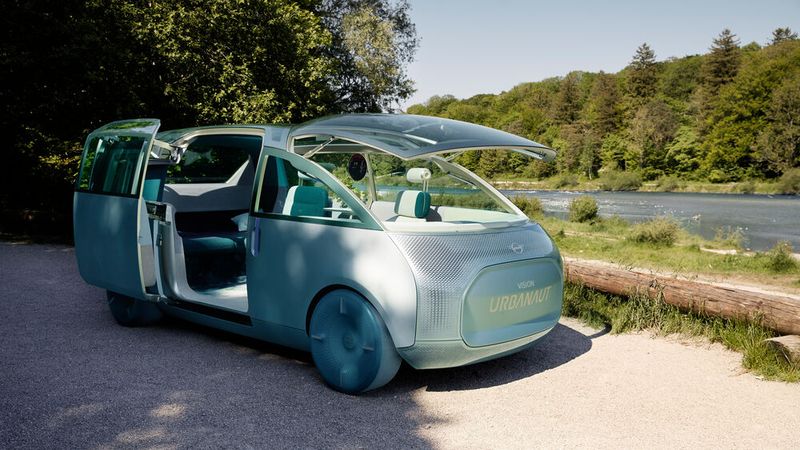 Die aufklappbare Frontscheibe des Urbanaut soll die Funktion eines Balkons übernehmen. (Bild: Mini)