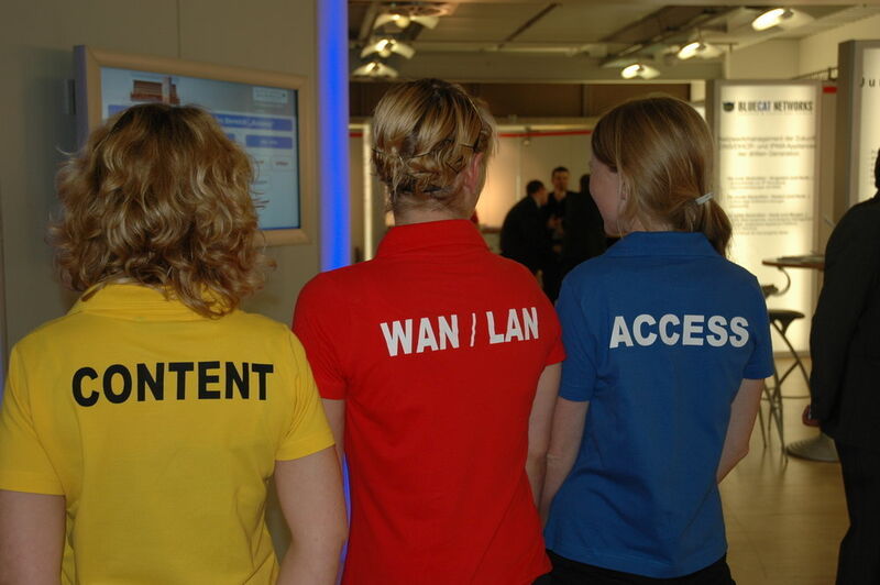 Messedamen verkörperten die wichtigen Themen der Hausmesse: Content, WLAN/LAN, Access. (Archiv: Vogel Business Media)