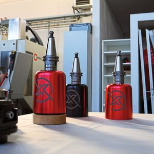 So simpel und doch so effizient: der Haubex besteht wie der Name bereits suggeriert aus einer Haube, in die ein Schraubstock fixiert ist. (Bild:  Sonnenberg)