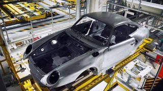 Das „Project Gold“ startete mit einer noch vorhandenen Original-Rohkarosse des Typs 993. (Bild: Porsche)
