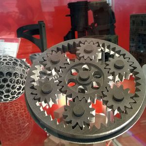 Voxeljet hat das High Speed Sintering (HSS)-Verfahren erstmals auf der Formnext 2017 dem breiten Publikum vorgestellt. Hierbei handelt es sich um einen thermoplastischen Binder Jetting Prozess, mit dessen Hilfe voll funktionsfähige Prototypen und Endverbraucherteile werkzeuglos gefertigt werden können.