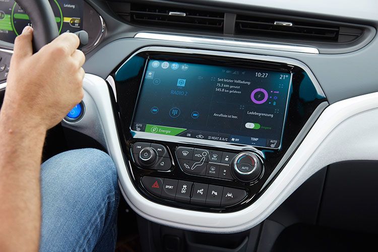 Auf dem Display in der Mittelkonsole kommen viele Informationen zusammen. (Harald Dawo)