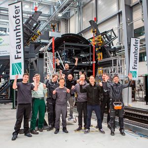 Projektabschluss – Ein Teil des Fraunhofer-Teams vor dem fertiggestellten MFFD im Forschungszentrum CFK Nord in Stade.(Bild:  Fraunhofer IFAM)