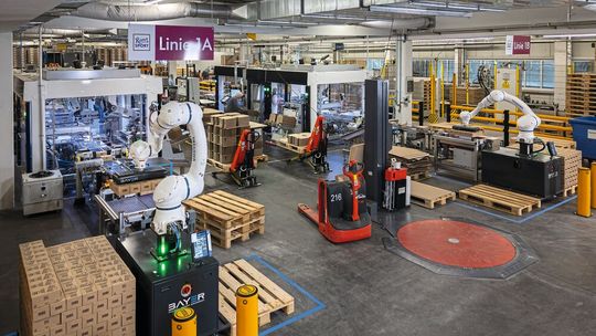 Insgesamt vier solcher Palettiersysteme automatisieren beim Süßwarenhersteller Ritter den letzten Schritt in der Verpackungskette.(Bild:   Yaskawa Europe)