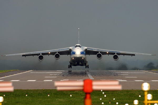 Bis zu 120.000 kg kann die An-124-100  transportieren. (Volga-Dnepr)