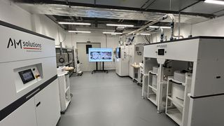 Prova pratica congiunta: F1 e PMS di AM Solutions sono stati installati presso la sede Eos di Krailling, dove vengono già utilizzati con successo insieme a un sistema Eos SLS. (Bild: Rösler Tecnologie di trattamento delle superfici)
