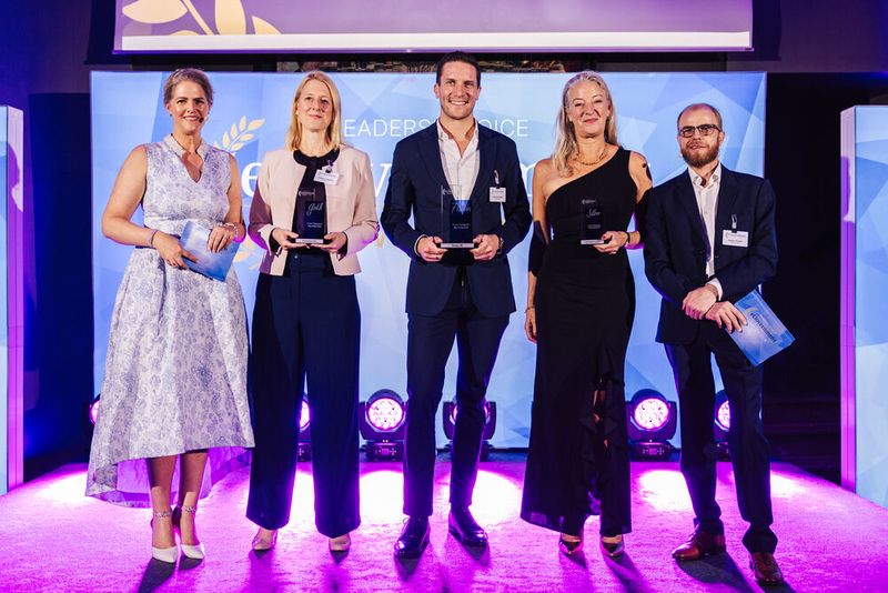 In der Kategorie „Big Data & KI“ holten sich DeepL SE (Platin), Fraunhofer IAO (Gold) und Fsas (Silber) die begehrten Auszeichnungen. Katharina Hochfeld, Maximilian Vetter und Isabel Netzband (v. l.) nahmen ihre Preise entgegen. (Bild: Offenblende)