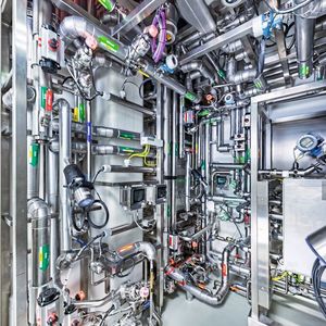 Medienversorgung und Anschlüsse für Elektrik und CIP-System sind hinter einer Reinraumwand verborgen.