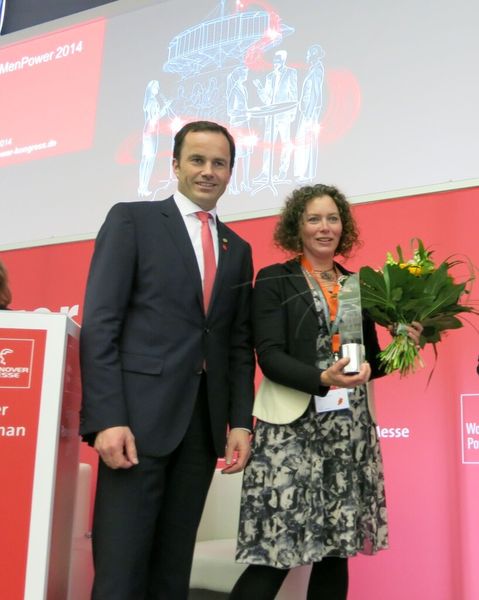 Gabby Aitink-Kroes, die niederländische Ingenieurin mit Schwerpunkt Opto-Mechanik der Research School for Astronomy ist zur Engineer Powerwoman 2014 gekürt worden. Dr. Jochen Köckler, Mitglied des Vorstandes der Deutschen Messe, gratuliert zu dieser Ausszeichnung. (Bild: Finus)