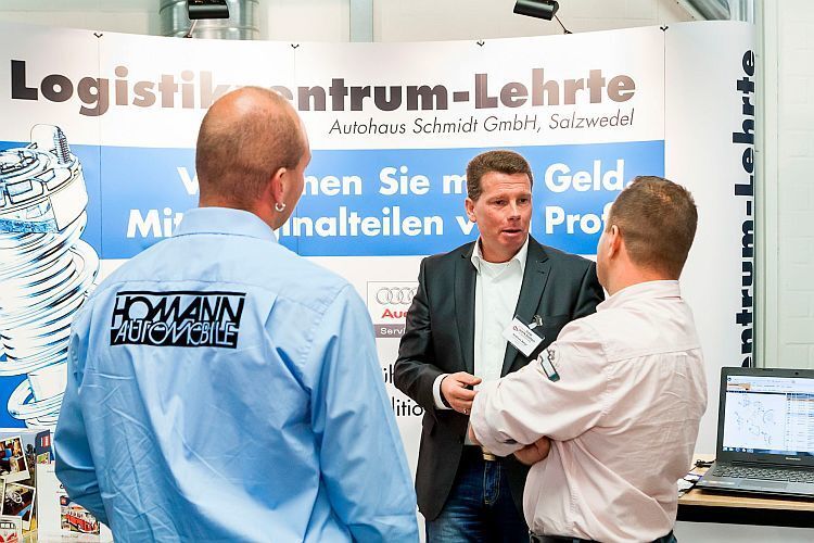 Andreas Bätje vom Logistikzentrum Lehrte erklärte den Interessenten, wie sein Unternehmen das Geschäft mit Originalersatzteilen der VW-Konzernmarken abwickelt. (Foto: Bausewein)
