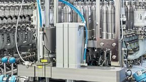 Die Servomotoren der Cyber Dynamic Line im Einsatz bei Dosieranwendungen von Flüssigkeiten für exakte und prozesssichere Kundenanforderungen – hier integriert in einer Produktformungsmaschine für Spülmittelpads. (Bild: Wittenstein)