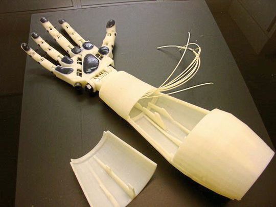 Die „In-Moov“-Hand, eine Open-Source-Prothese, wurde als Ausgangsbasis der Untersuchung genommen, da sie innenliegende Seilzüge aufweist Die „In-Moov“-Hand, eine Open-Source-Prothese, wurde als Ausgangsbasis der Untersuchung genommen, da sie innenliegende Seilzüge aufweist