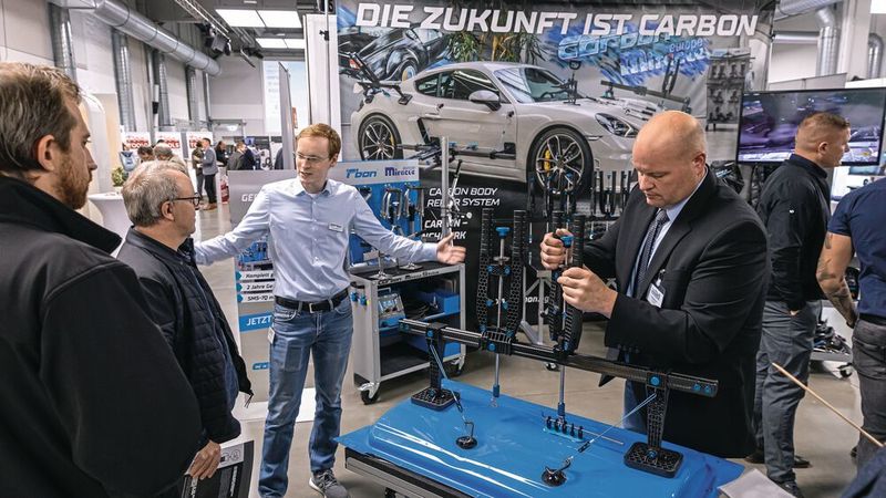 Am Stand von Carbon konnten die Teilnehmer das neue Carbon-Body-Repair (CBR)-System begutachten und testen. (Stefan Bausewein)