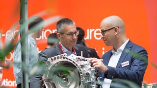 Stephan Weng (rechts) von Magna Powertrain erläutert auf dem Drivetrain Forum die Vorteile künftiger Antriebstechnologien. (Magna)
