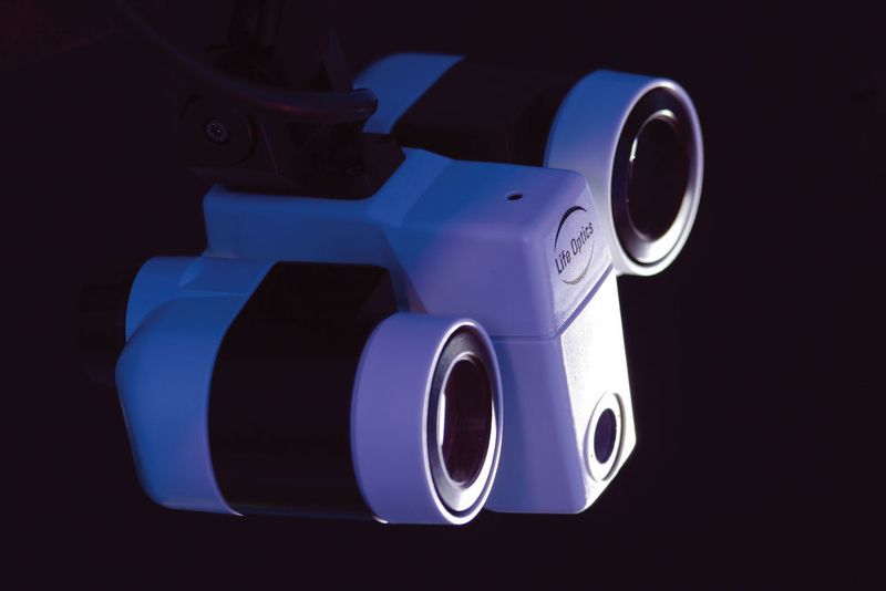 Die Mikroskopbrille stellt besondere Anforderungen an Dynamik und Präzision. (Optics)