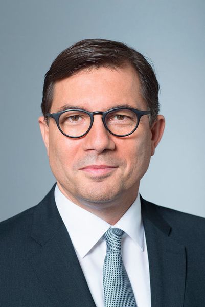 Sven Schneider übernimmt mit Wirkung zum 1. Mai 2019 den Finanzvorstand von Infineon. Schneider wechselt von Linde, wo er derzeit Sprecher des Vorstands, Finanzvorstand und Arbeitsdirektor ist, zum Chiphersteller und erhält dort zunächst einen Vertrag über drei Jahre. Er folgt auf Dominik Asam, der zum 1. April 2019 zu Airbus wechselt. In der einmonatigen Übergangszeit wird der Vorstandvorsitzende von Infineon, Reinhard Ploss, die Geschäfte des Finanzressorts führen. (Infineon)