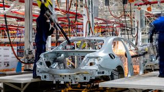 Mercedes-Benz baut in der Nähe von Mosakau Limousinen der E-Klasse und bald auch SUV-Modelle. Weil dabei Handarbeit gefragt ist, setzen die dort beschäftigten Schweißfachkräfte auf Handschweißzangen von Nimak. (Mercedes-Bens AG)