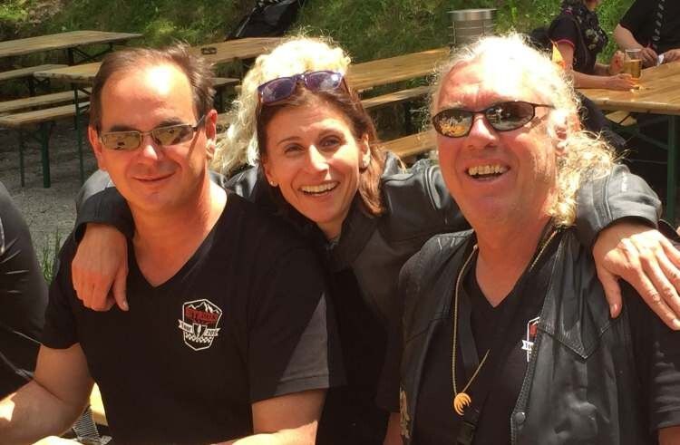 In der Gruppe machte u.a. auch Uli Lindner (re.) von Polybius auf seiner Hardcore-Harley eine perfekte Figur. (Foto: Stephan Maderner)