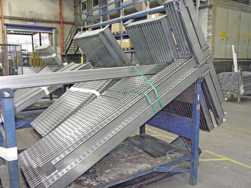 Otto-Kind-Regalfüße, deren Herstellung durch die Expertise von Panasonic Robot & Welding jetzt in besserer Qualität und außerdem produktiver erfolgen kann. (Bild: Panasonic)