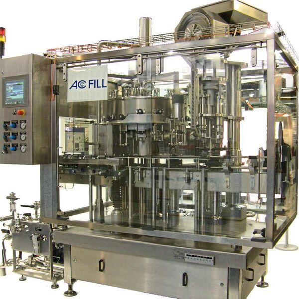 Mit der kompakten Fülltechnologie ist der Füller CST beispielsweise für Craft-Brauereien geeignet. (Atlantic C)