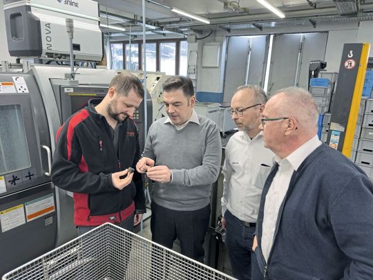 Stefan Letsch (Arbeitsvorbereitung, Haigis Gewichtefertigung GmbH), Markus Stumm (Produktmanagement), Thomas Thiel (Anwendungstechnik) und Joachim Schneider (Technische Beratung, alle Walter AG) bei der Analyse des Stechprozesses.(Bild:  Walter AG)