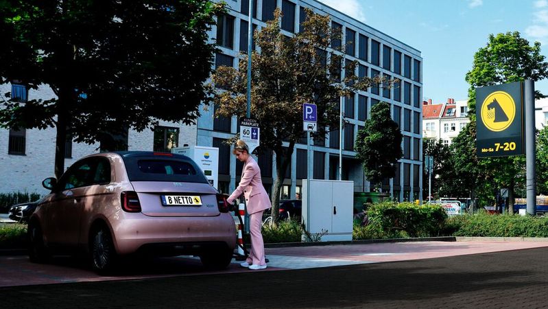 Die Schnellladesäulen stammen vom schwedischen Energieunternehmen Vattenfall.(Bild:  Netto)