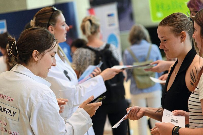 Dank des fleißigen Hostessen-Teams kamen die Besucher ab Öffnung um 9:00 Uhr schnell durch den Check-In-Bereich. Besonders einfach klappte dies bei jenen, die ihr Ticket bereits zuvor ausgedruckt oder heruntegeladen hatten. Doch auch spontan vor Ort können Besucher sich stets kostenlos ein Ticket ziehen und ausdrucken lassen.   Mehr Infos zu den kommenden LAB-SUPPLY-Messen finden Sie auf www.lab-supply.info (Bild: Stefan Stark)