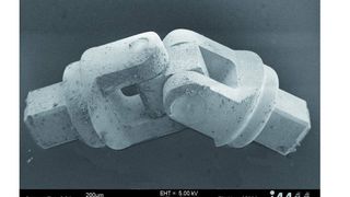 Vorserientyp eines Mikro-Kardangelenks mit einer Länge von 270 µm und Bohrungsdurchmesser von 0,1 mm zur Aufnahme der Stifte; die Teile werden auf einer Mitsubishi-Drahterodiermaschine gefertigt, die Bohrungen senkerodiert.Bild: Mitsubishi Electric (Archiv: Vogel Business Media)