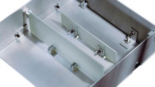 R’angle, der Winkelbefestiger von PEM, verbindet Dünnbleche rechtwinklig miteinander. (Bild: KVT-Fastening)