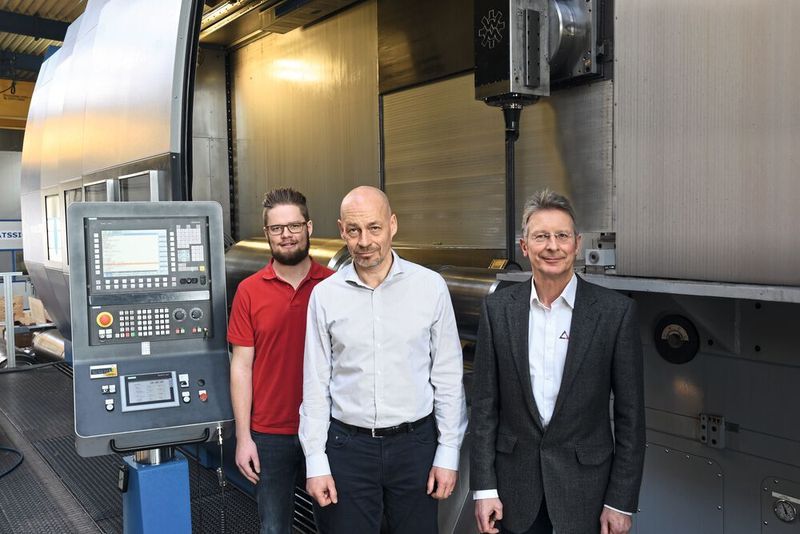 Von links: Peter Stebele (Ceratizit), Thomas Exenberger (Weingärtner) und Alfred Hofegger (Ceratizit) vor der maßgeschneiderten Maschine des Typs „mpmc“.  (Ceratizit)