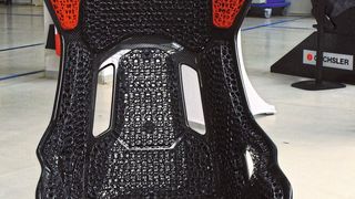 Oechsler hat sich nicht einfach auf Additive Fertigung, sondern auf Lattice-Strukturen spezialisiert. Diese bieten Vorteile für verschiedenste Anwendungen – von Consumer bis Industrie. Das derzeit berühmteste Produkt ist der Porsche-Sitz. (Bild: Simone Käfer)